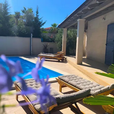 בית נופש Mala By Interhome מורטר